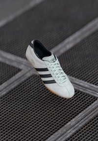 adidas Originals TOKYO UNISEX - Baskets basses - silver/core black