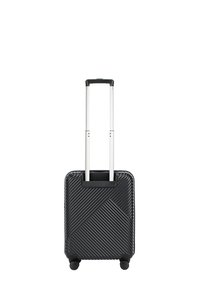 Valigia nera rigida con scanalature diagonali, manico in alluminio estensibile e quattro ruote per la mobilità. Texture liscia e forma rettangolare.