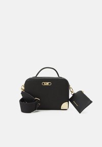 Černá texturovaná kožená kabelka přes rameno se zlatým kováním, horním držadlem, odnímatelným ramenním popruhem a malou připojenou kapsičkou.