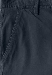 Mörkblå bomullshangorter med en slät textur, snedställda framfickor och bältesslingor, med prydligt sydda sömmar och en klassisk design.