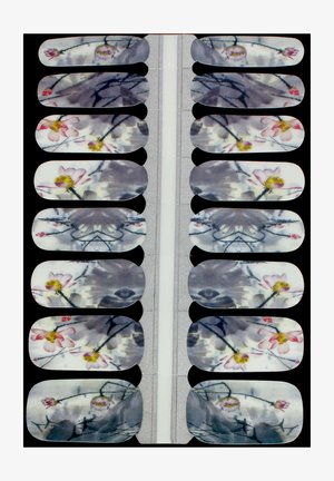 Strisce per nail art con design floreali in rosa e giallo su uno sfondo di acquerello grigio, con una finitura lucida e forma ovale.