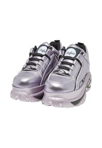 Metallische paarse sneakers met een chunky zool, voorzien van zwarte veters en accenten, gestileerd logo op de tong en een gladde, glanzende textuur.