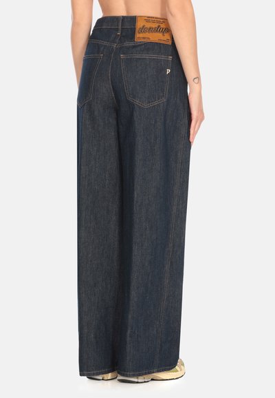 Bredde ben mørk denim jeans med høj talje, med to baglommer og brune lædermærker ved taljen. Kontrast syninger er synlige.
