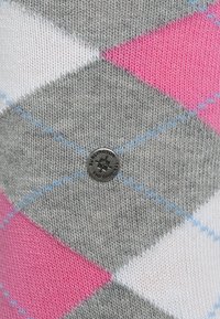 Calzino argyle grigio con motivi a ромbi rosa, bianchi e blu. Presenta un piccolo logo metallico rotondo Burlington cucito nel tessuto.
