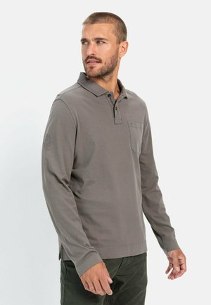 Langærmet polo shirt i grå med en lomme på venstre bryst, krave med knapper og logodetalje på højre ærme.