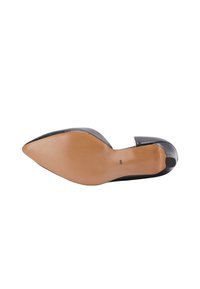 Schwarzer Leder-High-Heel mit spitzer Zehe und beige farbenem Schuhsohle. Verfügt über ein Ausschnittdesign an der Ferse und die Größenangabe "38" auf der Sohle.