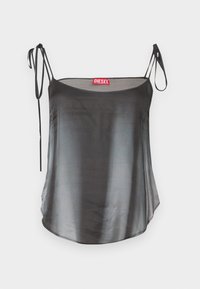 Cămașă de noapte din satin negru cu bretele subțiri, reglabile și decolteu curbat. Prezintă un luciu subtil și o croială lejeră, vaporoasă. Etichetă roșie în interior.