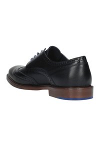 Scarpa da cerimonia in pelle nera con dettagli perforati, lacci blu e suola marrone con un accento blu. Texture liscia e design elegante.