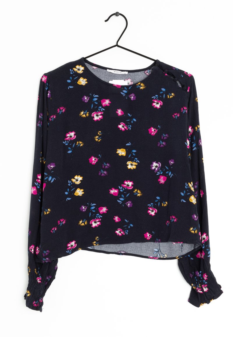Langærmet marineblå bluse i blødt stof, med levende blomsterprints i pink, lilla, gul og blå, samt rynkede mansjetter og en rund kant.