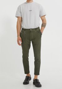 YOUNG POETS Chino kalhoty - dark green