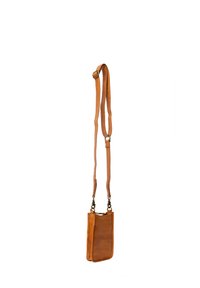 Hnědá kožená crossbody taška s nastavitelným popruhem, obdélníkového tvaru, hladkého povrchu a zipovým uzávěrem. Minimalistický design bez ozdob.