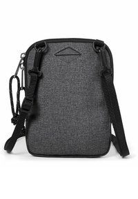 Borsa a spalla grigia realizzata in tessuto testurizzato, con forma rettangolare, tracolla regolabile e hardware in metallo dal design semplice.