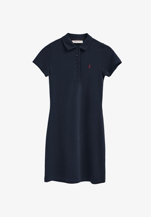 Marineblauwe polo jurk met korte mouwen, knoopsluiting en een klein rood geborduurd logo op de borst.