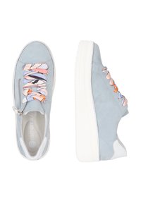 Baskets en suède bleu clair avec des lacets à motifs et des semelles en caoutchouc blanches. Équipées d'une fermeture éclair sur le côté pour un accès facile et d'une texture lisse.