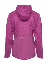 Roze jas met capuchon, met een bladpatroon textuur en contrasterende gladde panelen. Logo "KARI TRAA" op de onderrug.