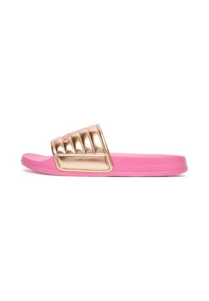Pinkfarbene Slide-Sandale mit strukturierter Sohle und metallischem rosegold gepolstertem Riemen oben, von der Seite auf weißem Hintergrund gezeigt.