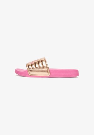 Pink slip-sandal med tekstureret sål og metallisk rosaguld polstret rem over toppen, vist fra siden på hvid baggrund.