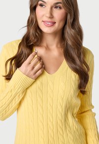 QUIOSQUE Strickpullover - yellow