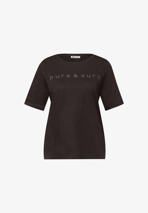 Czarna koszulka z krótkim rękawem i okrągłym dekoltem z napisem „pure & sure” utworzonym z małych białych kropek na wysokości klatki piersiowej.