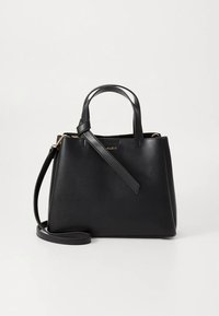 Černá kožená kabelka s pevnou konstrukcí, dvěma krátkými uchy a odnímatelným ramenním popruhem. Vyznačuje se jednoduchou, hladkou texturou.