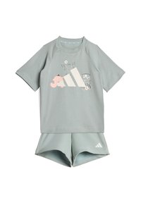Completo sportivo grigio chiaro con maniche corte e pantaloncini, caratterizzato da grafiche di animali giocose e da tre strisce bianche sulla maglietta e sui pantaloncini.
