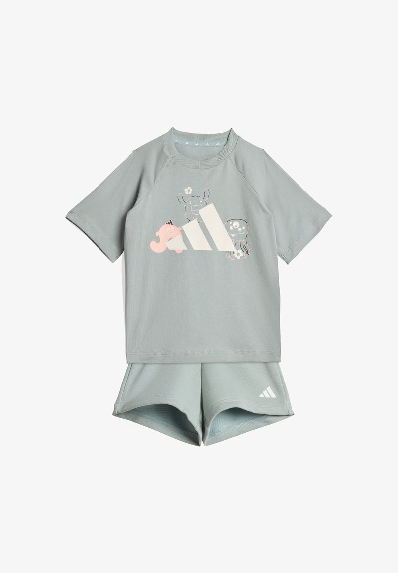 Completo sportivo grigio chiaro con maniche corte e pantaloncini, caratterizzato da grafiche di animali giocose e da tre strisce bianche sulla maglietta e sui pantaloncini.