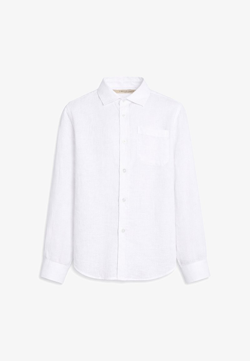 Chemise blanche à manches longues avec col pointu, poche poitrine avant et poignets boutonnés sur fond uni.