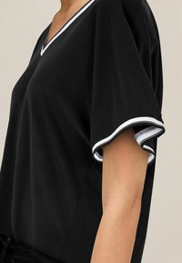 Next V-NECK PETITE - Jednoduché tričko - black