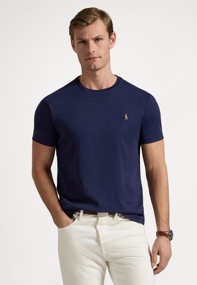 T-shirt di cotone blu navy con scollo rotondo e maniche corte, caratterizzata da un piccolo logo ricamato sul petto sinistro.