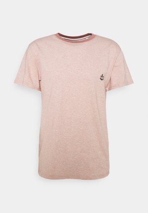 T-shirt rose clair à manches courtes, avec un col rond et un col contrastant de couleur foncée. Présente un petit logo d'ancre noir sur la poitrine gauche.