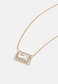 Collana in oro con un pendente rettangolare in pietra trasparente circondato da piccole pietre trasparenti in montatura a griffe.