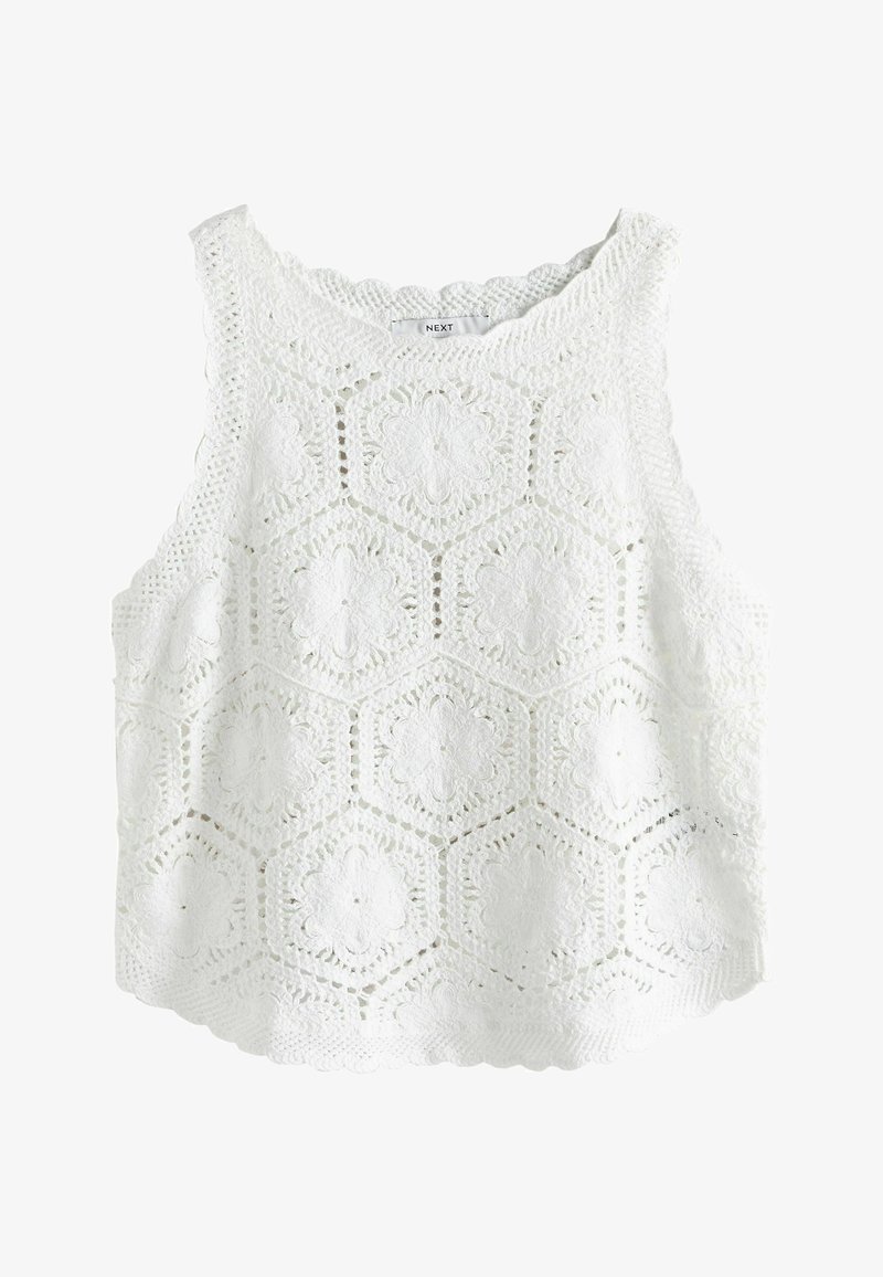 Haut blanc sans manches en crochet avec des bords festonnés et des motifs floraux hexagonaux, doté d'un col rond et de détails en dentelle.