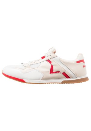 Weißer Low-Top-Sneaker mit roten Akzenten, beigen Seitenpanelen, Schnürverschluss und Gummisohle.