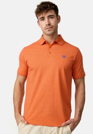 Orange polo t-shirt med tekstureret stof, korte ærmer og en tre-knap lukning. Har et blåt logo på venstre bryst.