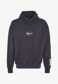 Felpa con cappuccio grigia scura, dotata di tasca a marsupio frontale, polsini a costine e logo sul petto. Presenta un cappuccio classico e materiale in cotone morbido.