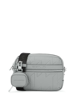 Bolso cruzado gris hecho de cuero texturizado, con un compartimento con cremallera, acento de logo y una correa ajustable con detalles de metal.
