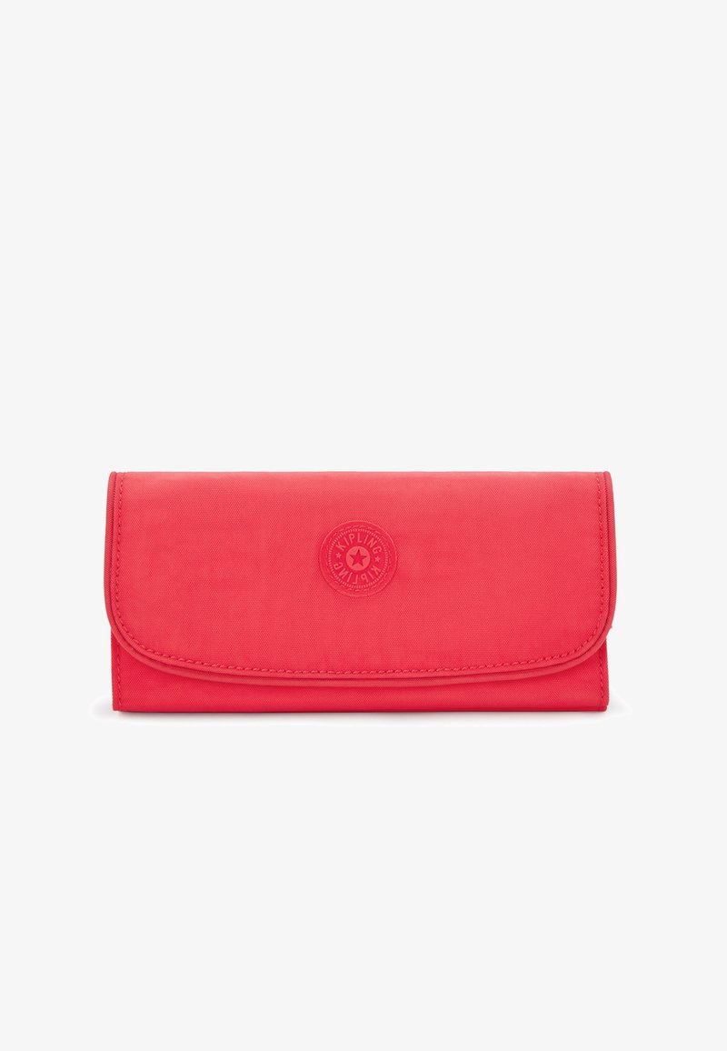 Portefeuille en nylon rouge avec un rabat, affichant un logo circulaire sur le devant. Texture lisse, forme rectangulaire compacte.
