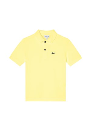 Polo amarillo de algodón, con cuello clásico, mangas cortas, dos botones negros y un pequeño logo de cocodrilo verde en el pecho.