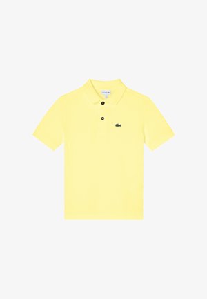 Żółta koszulka polo wykonana z bawełny, z klasycznym kołnierzem, krótkimi rękawami, dwoma czarnymi guzikami oraz małym zielonym logo krokodyla na piersi.