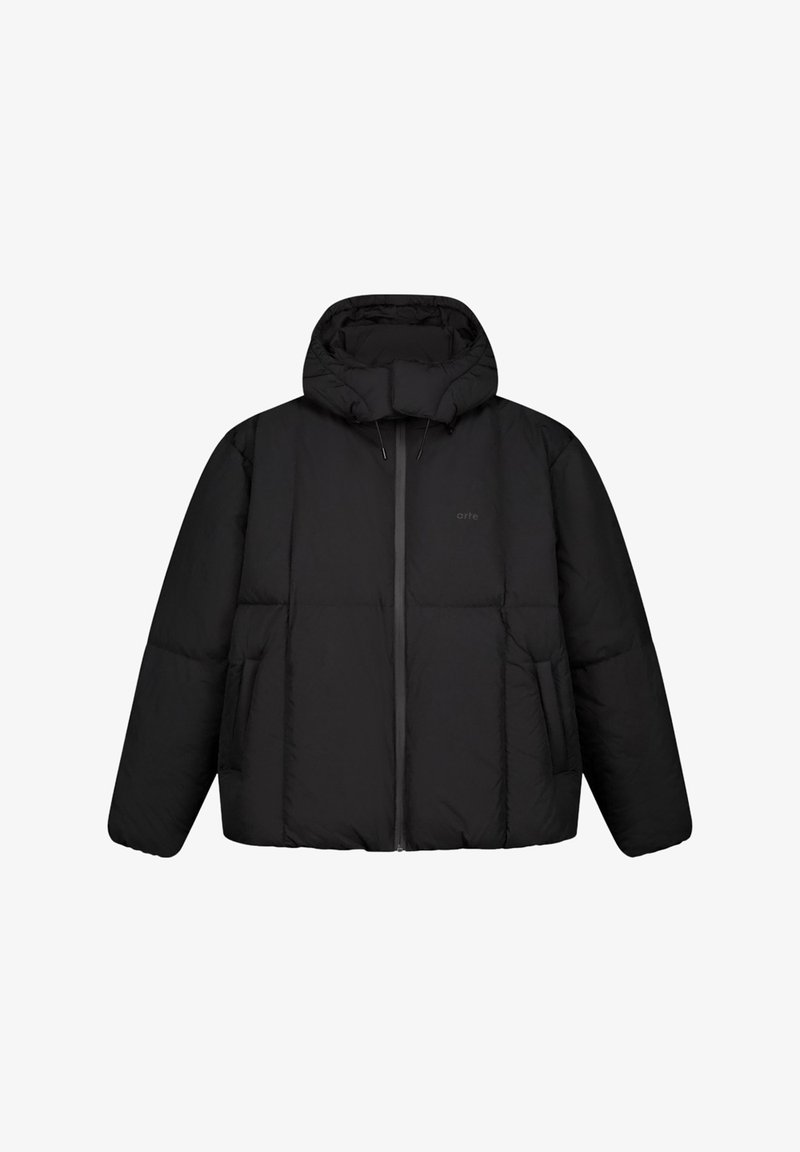 Giubbotto piumino nero con colletto alto e cappuccio integrato. Presenta una chiusura con zip, tasche laterali e una trama trapuntata per l'isolamento.