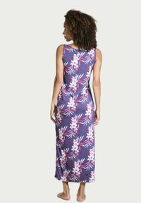 Robe maxi florale bleu marine avec de grands motifs d'orchidées roses et blanches, dotée d'un design sans manches et d'une silhouette droite, fabriquée en tissu doux.