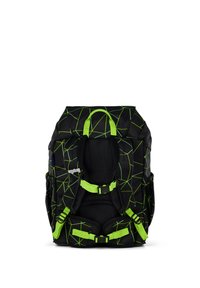 Zwarte rugzak met groen geometrisch patroon, voorzien van verstelbare schouderbanden, gevoerde rug en gespen. Duurzaam materiaal, ontworpen voor comfort en stabiliteit.