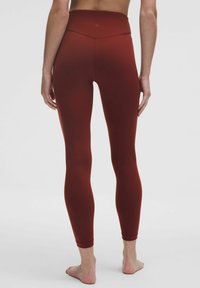 Magas derekú, bordó leggings sima, rugalmas anyaggal és boka hosszal. Hátul a derékrészen logó található, minimalista stílusban.