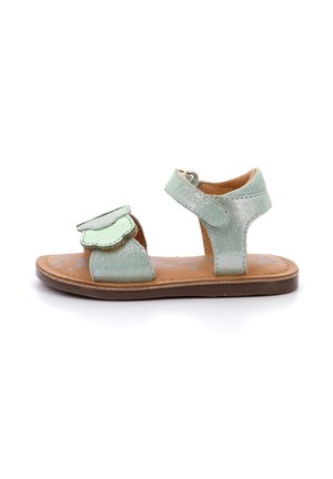 Sandalias verde menta con un acabado texturizado, que cuentan con una solapa decorativa, cierre de correa y una suela marrón para un mejor agarre.