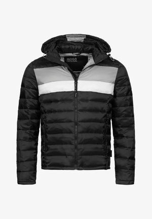 Schwarze gepolsterte Jacke mit einer eng anliegenden Kapuze, die horizontale grau-weiße Streifen über die Brust und seitliche Taschen mit Reißverschluss aufweist.