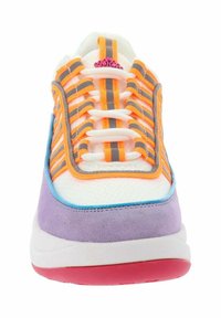 Sneaker multicolore con una parte superiore in tessuto bianco, dettagli a strisce arancioni e grigie, accenti in suede viola e un logo rosa sulla linguetta.
