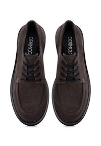 Chaussures en daim marron à lacets avec un bout rond, semelle noire, six œillets et tige texturée. Les accents incluent des coutures ton sur ton et une semelle intérieure avec logo.