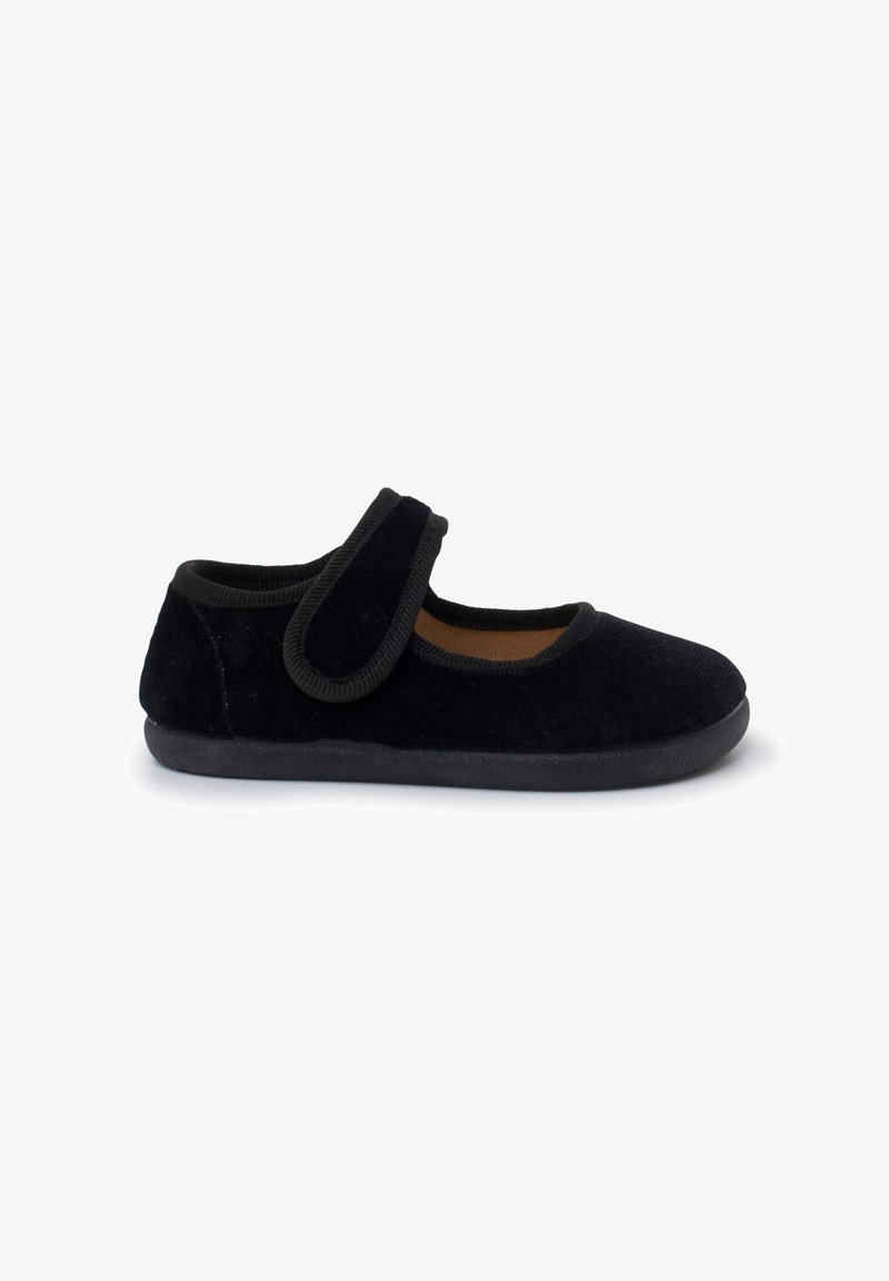 Zapato de terciopelo negro con punta redondeada, cinta ajustable y interior suave. Cuenta con una suela de goma y tejido texturizado para mayor comodidad.