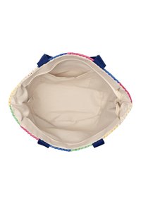 Canvas boodschappentas met blauwe handvatten, met een meerkleurige gevlochten rand. De binnenkant is beige, ruim en niet gevoerd met een zijvak.