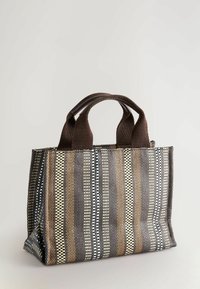 Taschen aus strukturiertem Material mit braunen Griffen, einem gestreiften Muster in Beige-, Braun- und Blautönen, rechteckiger Form und verstärkten Kanten.